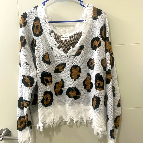 LALA Factory Distressed oversized cheetah print sweater - Picture 1 of 6